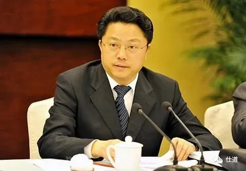 离谱！昔日得杨卫泽书记为何敢直接拿走博物馆的瓷花瓶？