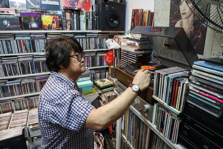 65岁店长见证黑胶回暖 千元绝版CD藏着流转时光