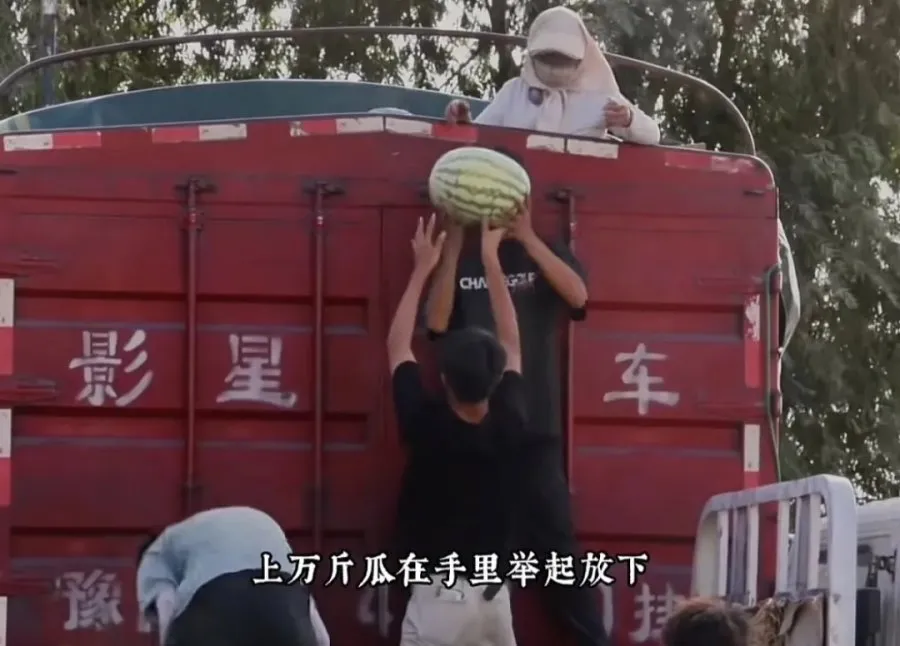 红透全网的“精神小伙”写的《写给妈妈》