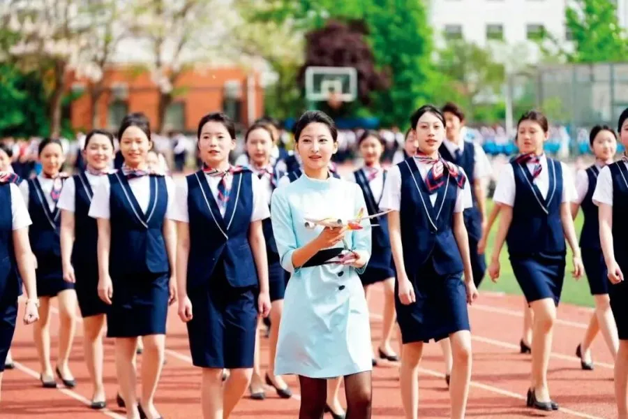 “打架、早恋、满嘴脏话,未来会是怎样的呢?” “打架、早恋、满嘴脏话,未来会是怎样的呢?”